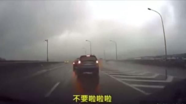 女駕駛不聽勸急變換車道　結果GG了