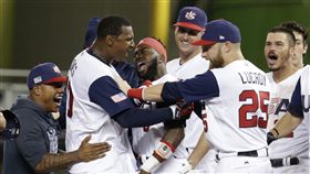 ▲Adam Jones（左）擊出再見安打後與隊友慶祝。（圖／美聯社／達志影像）