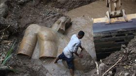 貧民窟挖到巨寶 疑3000年8公尺法老雕像
每日郵報