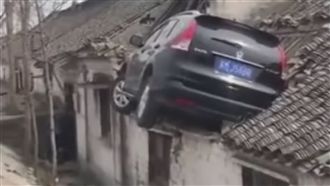 狂！汽車「飛簷走壁」 開上民宅屋頂