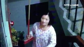 樓下住怪鄰...婦半夜撐傘狂搥鐵門
