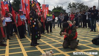 抗議年改　退伍軍人「炮打」國防部