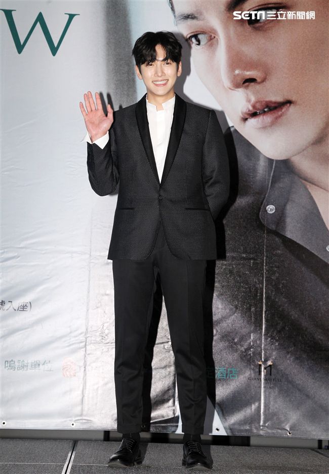 韓星池昌旭在當兵前來台與媒體分享心情，並和粉絲近距離接觸。（記者邱榮吉/攝影）