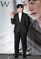 韓星池昌旭在當兵前來台與媒體分享心情，並和粉絲近距離接觸。（記者邱榮吉/攝影）