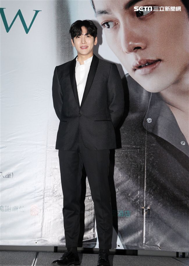 韓星池昌旭在當兵前來台與媒體分享心情，並和粉絲近距離接觸。（記者邱榮吉/攝影）