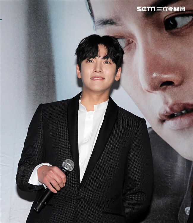 韓星池昌旭在當兵前來台與媒體分享心情，並和粉絲近距離接觸。（記者邱榮吉/攝影）