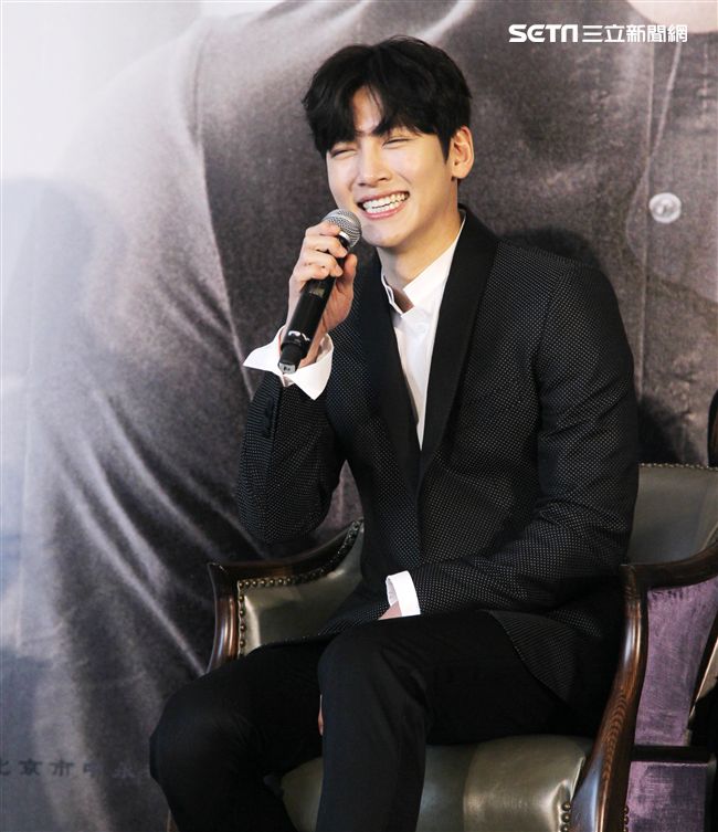 韓星池昌旭在當兵前來台與媒體分享心情，並和粉絲近距離接觸。（記者邱榮吉/攝影）