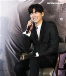 韓星池昌旭在當兵前來台與媒體分享心情，並和粉絲近距離接觸。（記者邱榮吉/攝影）