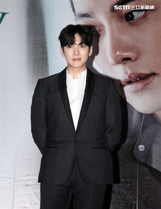 韓星池昌旭在當兵前來台與媒體分享心情，並和粉絲近距離接觸。（記者邱榮吉/攝影）