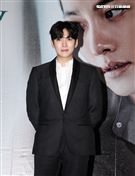 韓星池昌旭在當兵前來台與媒體分享心情，並和粉絲近距離接觸。（記者邱榮吉/攝影）