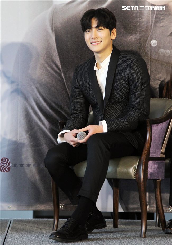 韓星池昌旭在當兵前來台與媒體分享心情，並和粉絲近距離接觸。（記者邱榮吉/攝影）