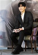 韓星池昌旭在當兵前來台與媒體分享心情，並和粉絲近距離接觸。（記者邱榮吉/攝影）