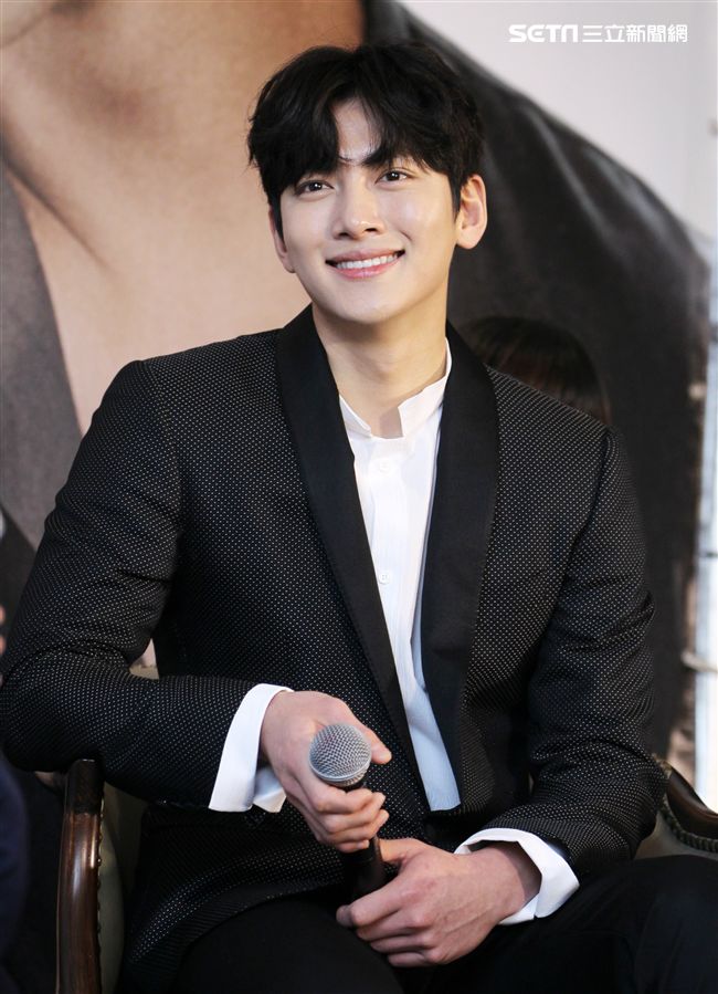 韓星池昌旭在當兵前來台與媒體分享心情，並和粉絲近距離接觸。（記者邱榮吉/攝影）