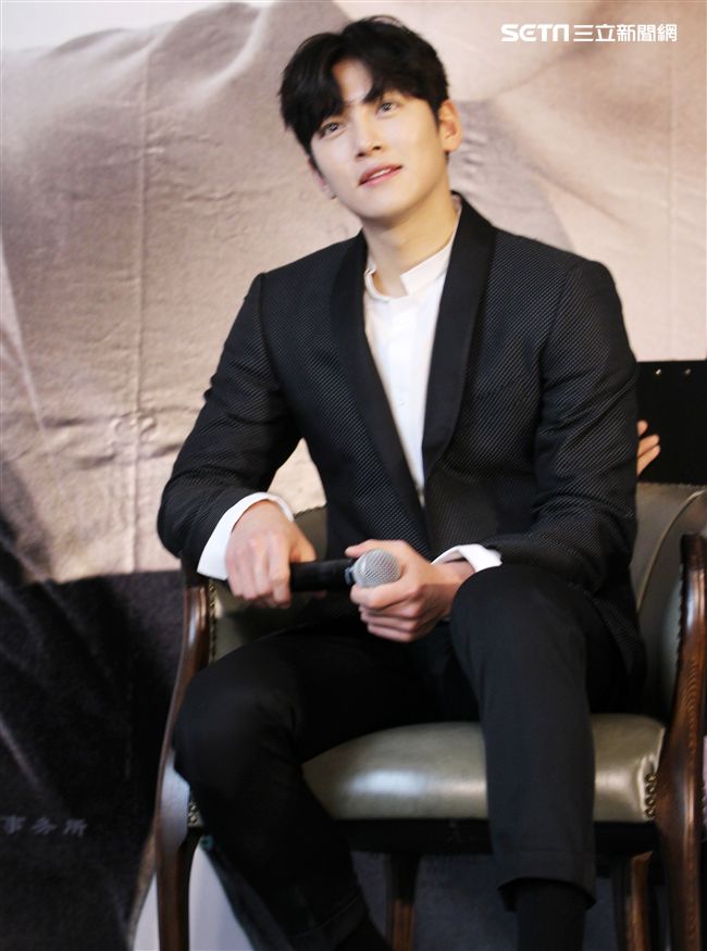 韓星池昌旭在當兵前來台與媒體分享心情，並和粉絲近距離接觸。（記者邱榮吉/攝影）