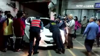 國宅為停車又吵　保全肉身擋車遭輾腳