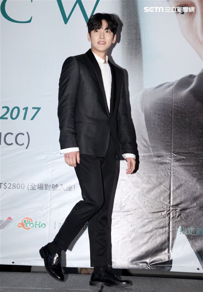 韓星池昌旭在當兵前來台與媒體分享心情，並和粉絲近距離接觸。（記者邱榮吉/攝影）