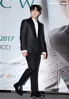 韓星池昌旭在當兵前來台與媒體分享心情，並和粉絲近距離接觸。（記者邱榮吉/攝影）