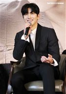 韓星池昌旭在當兵前來台與媒體分享心情，並和粉絲近距離接觸。（記者邱榮吉/攝影）