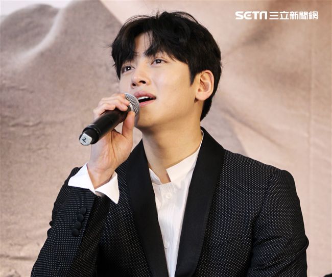 韓星池昌旭在當兵前來台與媒體分享心情，並和粉絲近距離接觸。（記者邱榮吉/攝影）