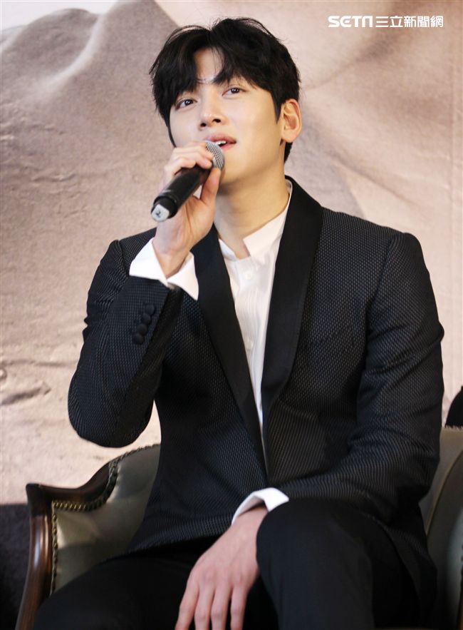 韓星池昌旭在當兵前來台與媒體分享心情，並和粉絲近距離接觸。（記者邱榮吉/攝影）