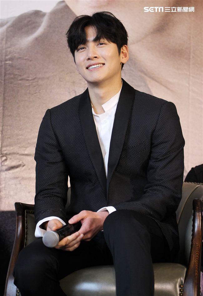 韓星池昌旭在當兵前來台與媒體分享心情，並和粉絲近距離接觸。（記者邱榮吉/攝影）