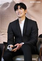 韓星池昌旭在當兵前來台與媒體分享心情，並和粉絲近距離接觸。（記者邱榮吉/攝影）