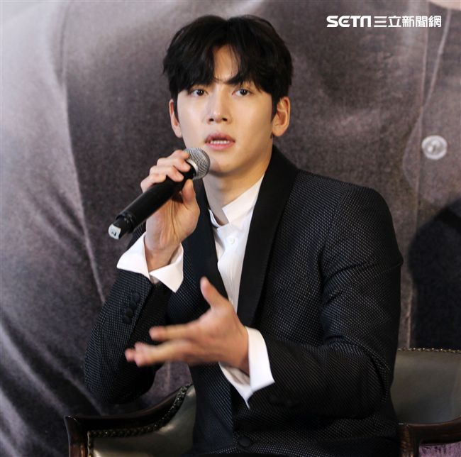 韓星池昌旭在當兵前來台與媒體分享心情，並和粉絲近距離接觸。（記者邱榮吉/攝影）