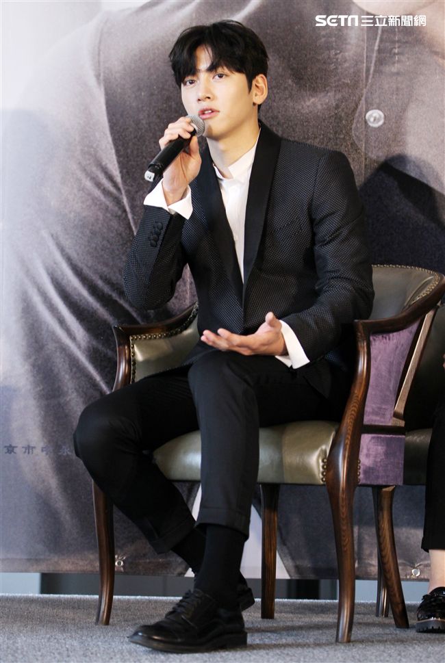 韓星池昌旭在當兵前來台與媒體分享心情，並和粉絲近距離接觸。（記者邱榮吉/攝影）