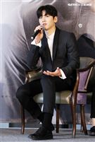 韓星池昌旭在當兵前來台與媒體分享心情，並和粉絲近距離接觸。（記者邱榮吉/攝影）