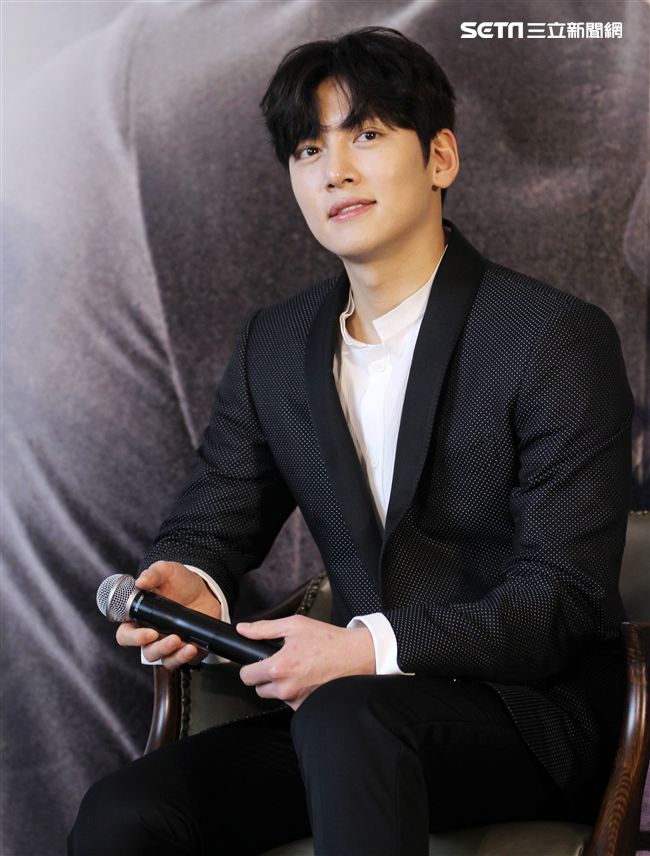 韓星池昌旭在當兵前來台與媒體分享心情，並和粉絲近距離接觸。（記者邱榮吉/攝影）