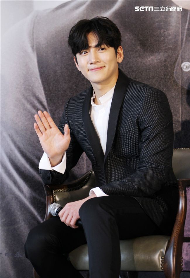 韓星池昌旭在當兵前來台與媒體分享心情，並和粉絲近距離接觸。（記者邱榮吉/攝影）