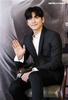 韓星池昌旭在當兵前來台與媒體分享心情，並和粉絲近距離接觸。（記者邱榮吉/攝影）