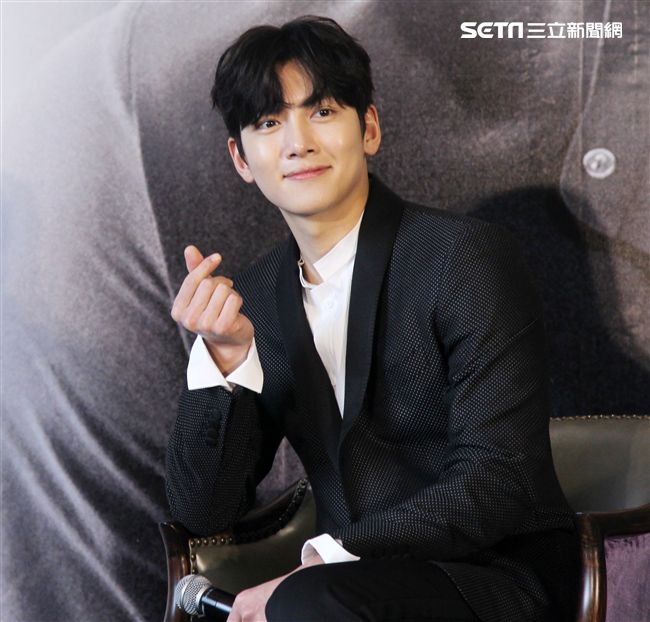 韓星池昌旭在當兵前來台與媒體分享心情，並和粉絲近距離接觸。（記者邱榮吉/攝影）