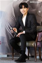 韓星池昌旭在當兵前來台與媒體分享心情，並和粉絲近距離接觸。（記者邱榮吉/攝影）