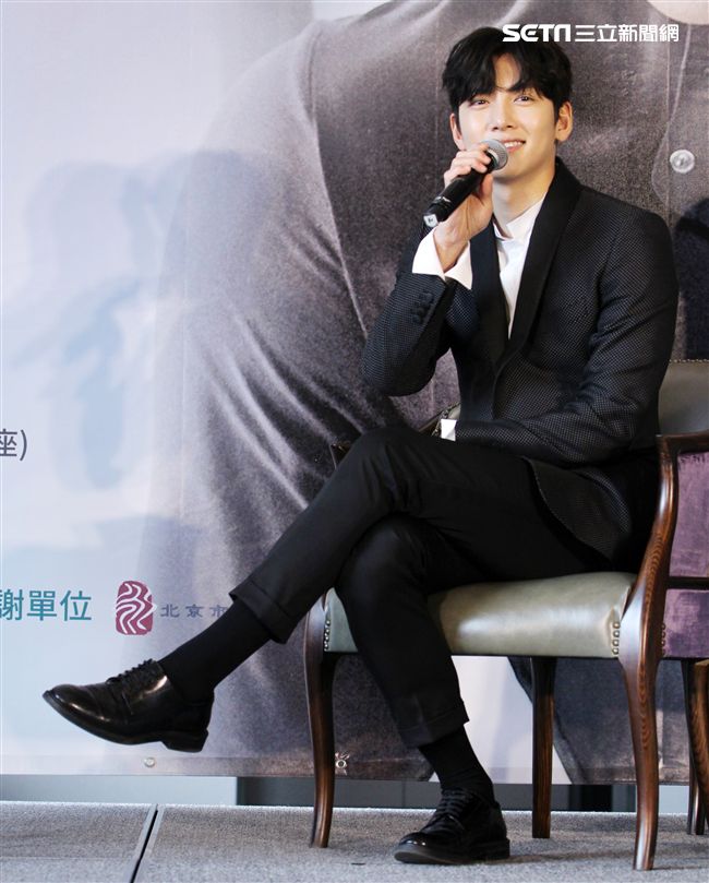 韓星池昌旭在當兵前來台與媒體分享心情，並和粉絲近距離接觸。（記者邱榮吉/攝影）