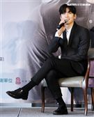 韓星池昌旭在當兵前來台與媒體分享心情，並和粉絲近距離接觸。（記者邱榮吉/攝影）