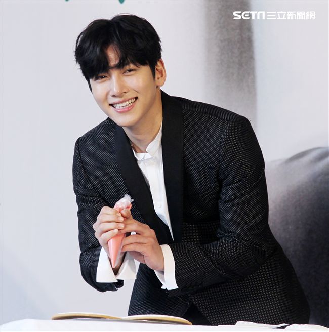 韓星池昌旭在當兵前來台與媒體分享心情，並和粉絲近距離接觸。（記者邱榮吉/攝影）