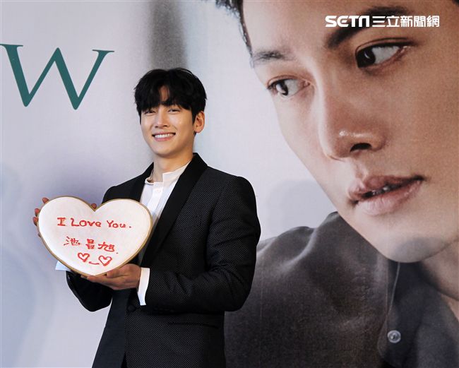 韓星池昌旭在當兵前來台與媒體分享心情，並和粉絲近距離接觸。（記者邱榮吉/攝影）