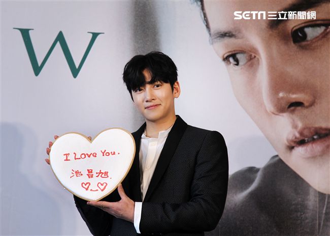 韓星池昌旭在當兵前來台與媒體分享心情，並和粉絲近距離接觸。（記者邱榮吉/攝影）