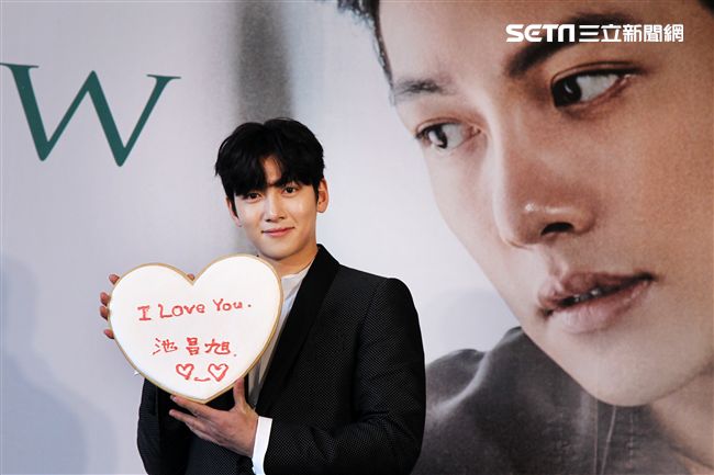 韓星池昌旭在當兵前來台與媒體分享心情，並和粉絲近距離接觸。（記者邱榮吉/攝影）