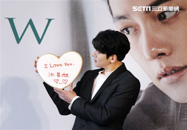 韓星池昌旭在當兵前來台與媒體分享心情，並和粉絲近距離接觸。（記者邱榮吉/攝影）