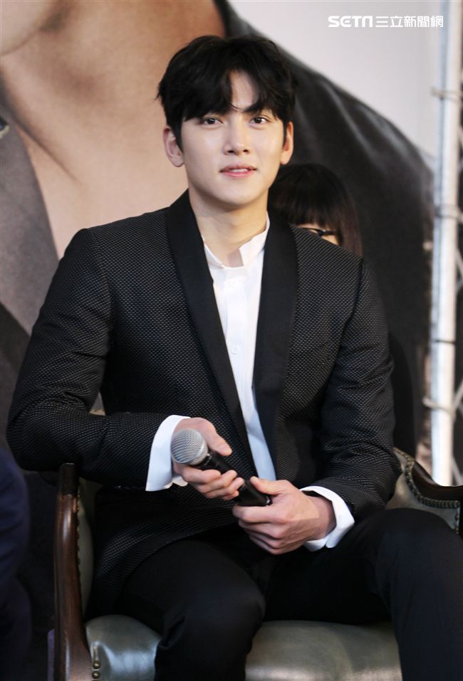 韓星池昌旭在當兵前來台與媒體分享心情，並和粉絲近距離接觸。（記者邱榮吉/攝影）