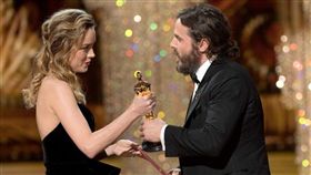 ▲布麗拉森頒獎給凱西艾佛列克。（圖／翻攝自Entertainment Weekly）