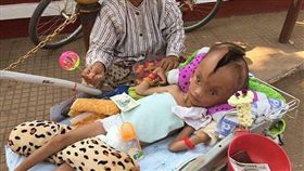 ▲Pheaktra Pov的祖母每個周末都會帶他到柬埔寨乞討。《圖／翻攝自每日郵報》