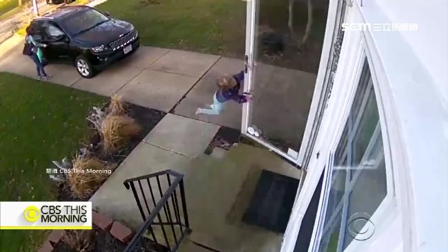 驚險！女童開門遭風吹　瞬間騰空飛起