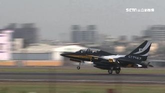 韓國黑鷹飛行表演隊　過境小港補給