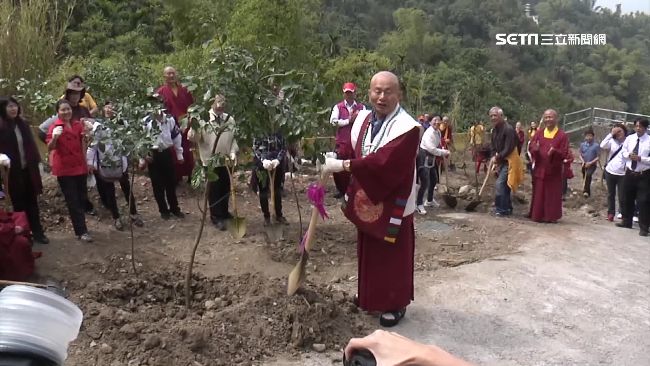 蓮生活佛植百樹贈樹苗　提倡心靈環保