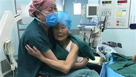 大陸,微博,山西,骨折,手術,恐懼,護理人員,護士,開刀,抱住,擁抱,老奶奶　圖翻攝自中央新聞 微博https://goo.gl/w2xr1B