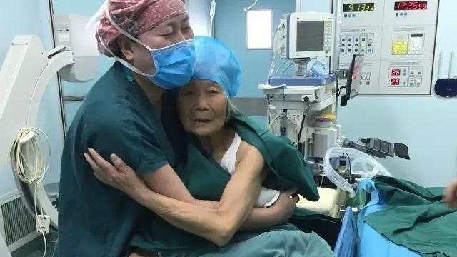 護士用「擁抱」化解！老奶奶開刀恐懼