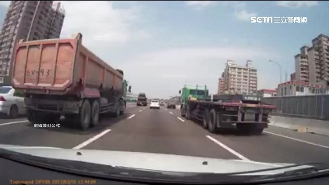 國道遭砂石車包夾　木棍飛落險害翻車